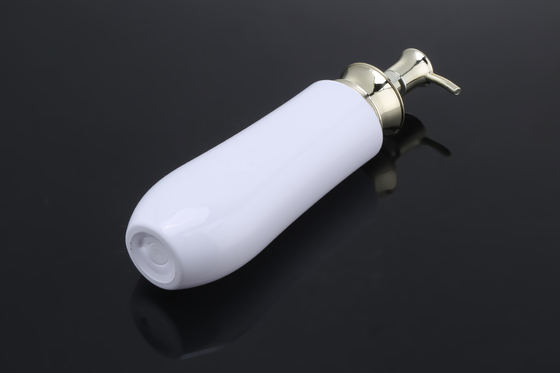 Sang trọng 300ml 500ml 700ml PET Trắng hồng Đơn vị phổ biến Tùy chỉnh Logo Vàng Bơm nhựa Chai dầu gội đầu